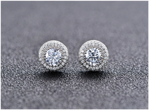 Vue macro de boucles d'oreilles halo double en argent 925 avec diamants ronds étincelants