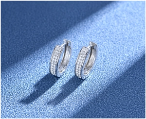 Vue macro de créoles en argent sterling S925 avec pavé de zircons cubiques blancs