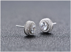 Vue détaillée des boucles d'oreilles rondes en argent 925 avec pavé de micro-zirconiums