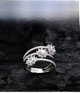 Détail de la bague en argent 925 à trois couches avec fleurs en zircone étincelantes