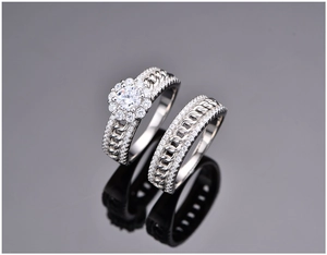 Detail von S925 Silber Ringen im Gliederketten-Design mit Zirkonia-Cluster-Besatz