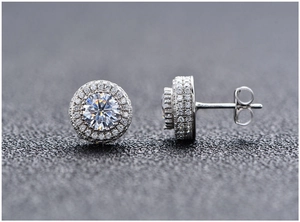 Vue macro de boucles d'oreilles halo en argent 925 avec diamants ronds et pavage micro