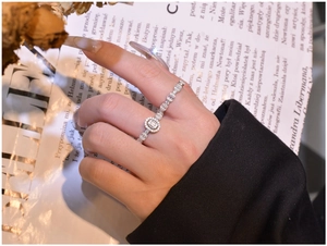 Détail d'une bague en argent S925 avec incrustation de diamants ronds et baguette