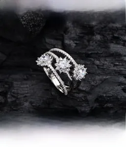 Détails de la bague en argent 925 avec fleurs micro-serties de zircons brillants