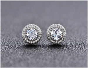 Détail macro de boucles d'oreilles halo rondes avec pierres brillantes et argent 925