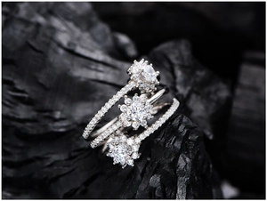 Vue macro d'une bague multicouche en argent avec cristaux scintillants en micro-pavé