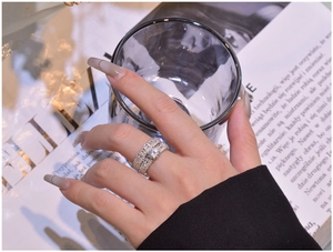 Close-up of S925 silver double ring set with a 6mm brilliant cut faux diamond on a finger