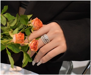 Detail von S925 Silber-Schneeflockenringen mit Kettengliedern und Pavé-Diamanten
