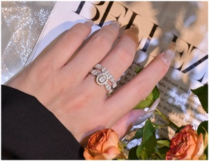 Vue détaillée du luxueux ensemble de bagues de mariage ovales en argent S925 et pavé