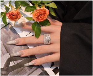 Nahaufnahme der S925 Silberkettenringe mit funkelndem Zirkonia am Finger des Models