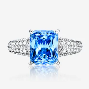 Makroaufnahme von 5,6ct blauem Edelsteinring mit pavé besetztem Diamantband-Design