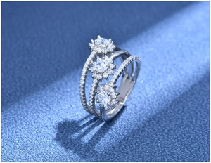 Macro d'une bague à trois couches en argent 925 avec serti pavé de diamants flocon