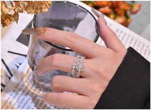 Gros plan sur l'ensemble de bagues doubles en argent S925 avec halo ovale et pavé de diamants