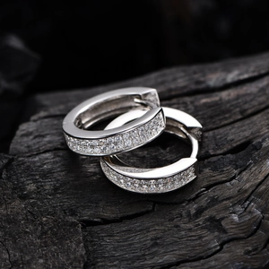Boucles d'oreilles créoles classiques en argent 925 avec double rangée de zircones
