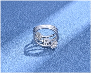 Détail d'une bague en argent 925 à trois rangs avec charmes flocons en zircons brillants