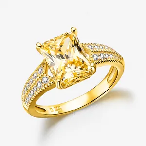 Detail der 925-Punze auf einem vergoldeten Ring mit gelbem rechteckigem Edelstein
