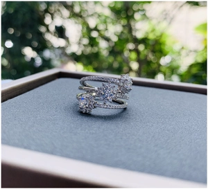 Macro d'une bague multicouche en argent 925 avec fleurs en zircon et pavé de micro-diamants