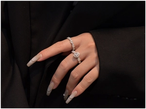 Détail de l'ensemble de bagues en argent S925 avec halo ovale et pavage de zircons