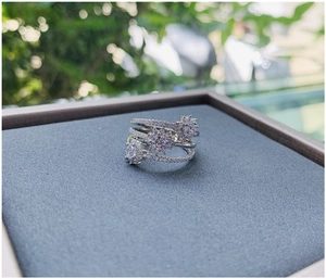 Gros plan détaillé de la bague en argent à trois couches avec fleurs en zircon sur velours