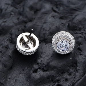 Boucles d'oreilles halo en argent 925 avec diamants ronds sur socle en pierre sombre