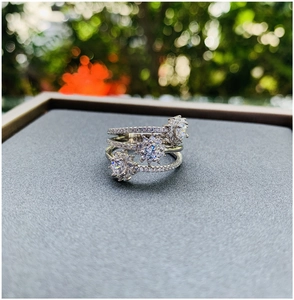 Détail d'une bague multicouche en argent 925 avec motif flocon de neige et micro-pavage de diamants