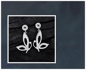 Détail macro de boucles d'oreilles papillon en argent S925 serties de zircons blancs fins