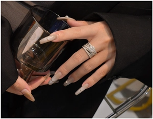 Detaillierte Nahaufnahme des S925 Silber Schneeflocken-Ringsets mit funkelnden Zirkonia