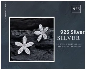 Gros plan sur des boucles d'oreilles fleur en argent 925 serties de diamants micro-pavés