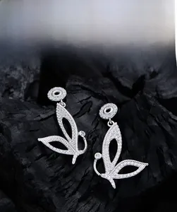 Détail de boucles d'oreilles papillon en argent 925 avec micro-pavage de zircon 5A
