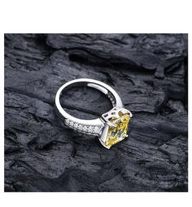 Makroaufnahme von 925er Silberring mit gelbem Edelstein und seitlichen Diamant-Mikropavé-Details