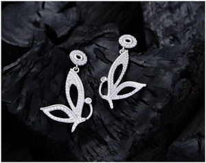 Gros plan de boucles d'oreilles papillon en argent avec des détails en zircone cubique