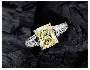 Makroaufnahme von 5,6 ct gelbem Edelsteinring mit Pavé-Diamanten auf 925er Silber