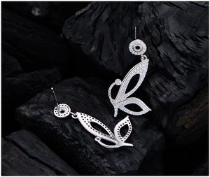 Détail macro de boucles d'oreilles papillon en argent S925 avec zircons scintillants