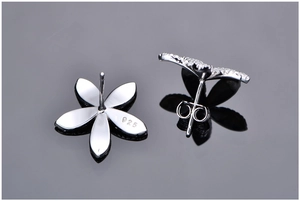 Vue macro de boucles d'oreilles fleurs en argent 925 avec détails en micro-pavé de zircon