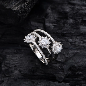 Bague S925 argentée à trois couches avec fleurs en zircone sur fond noir élégant