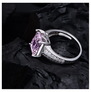 Details des Rings mit rosa Edelstein im Prinzess-Schliff und Diamantbesatz