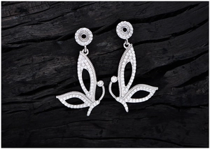 Gros plan de boucles d'oreilles papillon en argent S925 avec pavé de zircons étincelants