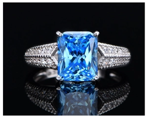 Makroaufnahme von 5,6 Karat Aquamarin Ring mit Radiant-Schliff und funkelnden Diamanten