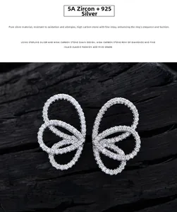 Détail de boucles d'oreilles ailes de papillon en argent 925 avec zircon 5A sur bois