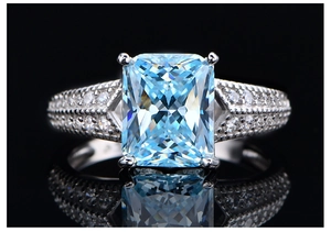 Makroaufnahme eines 5,6ct Aquamarinrings mit Eiskristallschliff und Pavé-Diamanten auf 925 Silber