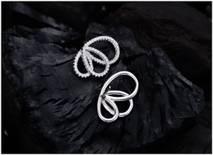 Gros plan de boucles d'oreilles papillon en argent avec zircons cubiques brillants