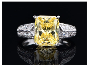 Makroansicht eines Rings mit 5,6 Karat gelbem Edelstein und Pavé-Silberband