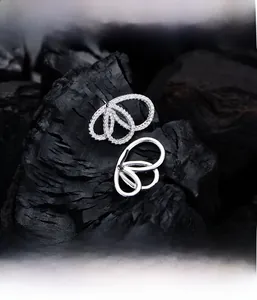 Vue macro d'une bague en argent sertie de zircons soulignant le processus de micro-pavage