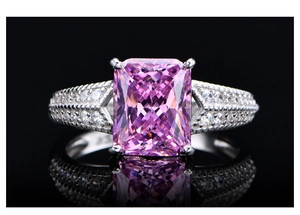 Makroaufnahme von 5,6 Karat rosa Edelsteinring mit Eiskristall-Schliff und Halo
