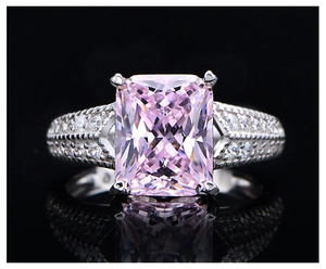 Makroaufnahme eines rechteckigen rosa Edelsteinrings mit Diamanten auf Silberband