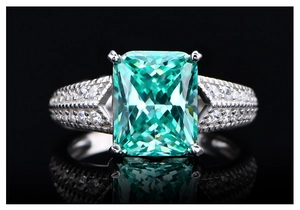 Makro-Detail des Aquamarin-Rings im Smaragdschliff mit dreireihigem Pavé-Besatz