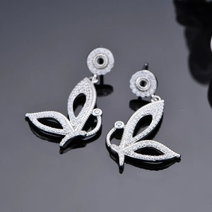 Élégantes boucles d'oreilles papillon en argent S925 avec cristaux micropavés étincelants