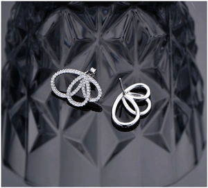 Vue macro de boucles d'oreilles ailes de papillon en argent 925 et pavé de cristaux