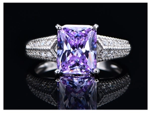 Makroaufnahme von 925er Silberring mit violettem Edelstein und seitlichen Diamanten