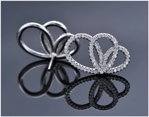 Gros plan sur des boucles d'oreilles ailes de papillon en argent 925 et zircon brillant